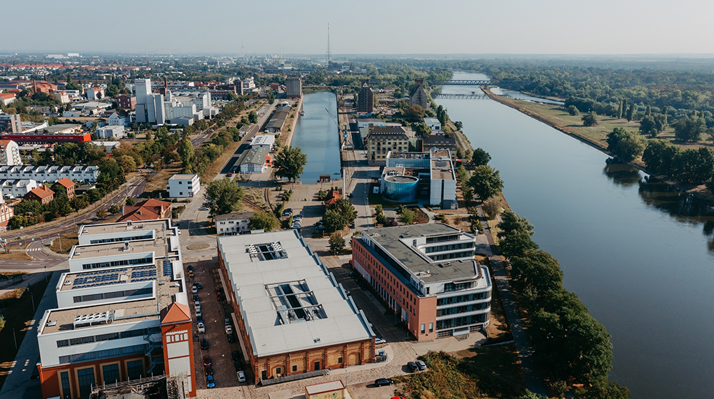 /unimagdeburg_media/Presse/Bilder/Pressemitteilungen/2025/Luftaufnahme+vom+Wissenschaftshafen+%28c%29+Jana+D%C3%BCnnhaupt+Uni+Magdeburg-height-560-width-1000-p-121792.jpg