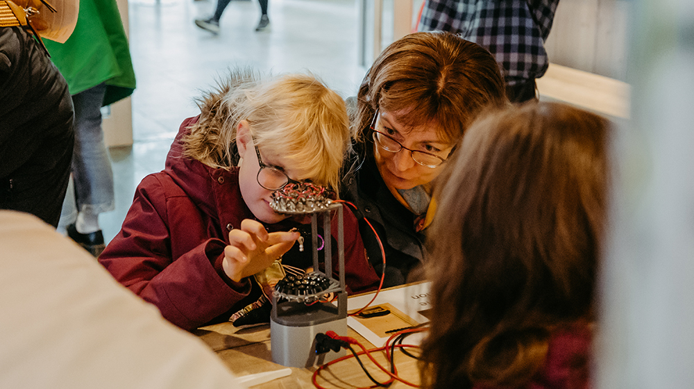 /unimagdeburg_media/Presse/Bilder/Pressemitteilungen/2025/Mutter+und+Kind+experimentieren+beim+Tag+der+Physik+in+der+Uni+Mageburg+%28c%29+Jana+Du%CC%88nnhaupt_Uni+Magdeburg-height-560-width-1000.jpg