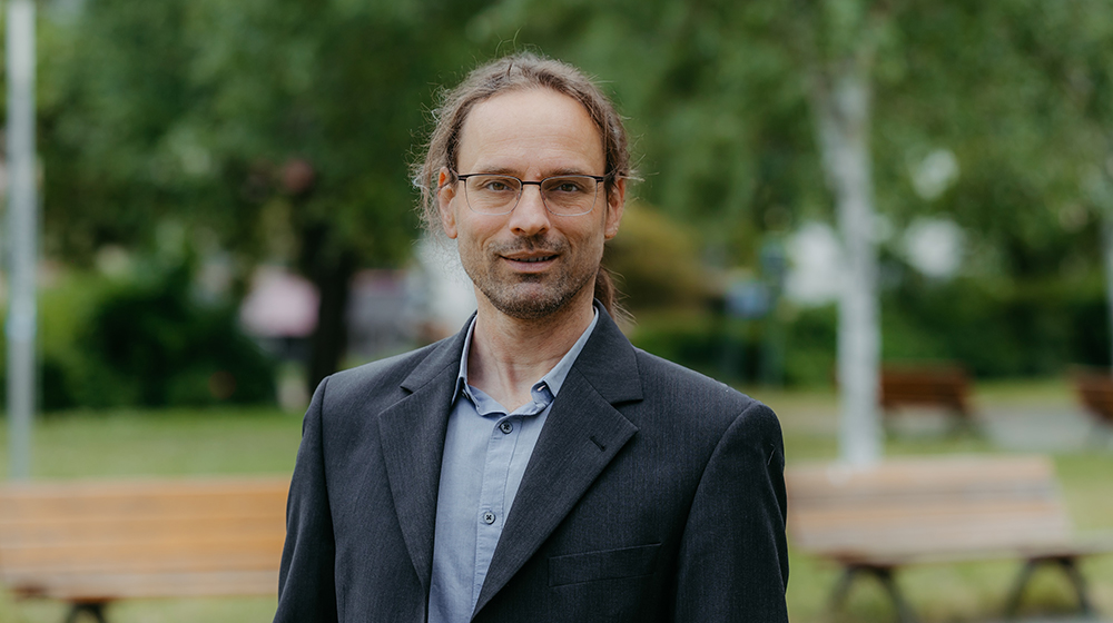 /unimagdeburg_media/Presse/Bilder/Pressemitteilungen/2025/Portrait+Prof_+Jan+Mohr+%28c%29+Jana+Du%CC%88nnhaupt_Uni+Magdeburg-height-560-width-1000-p-128293.jpg