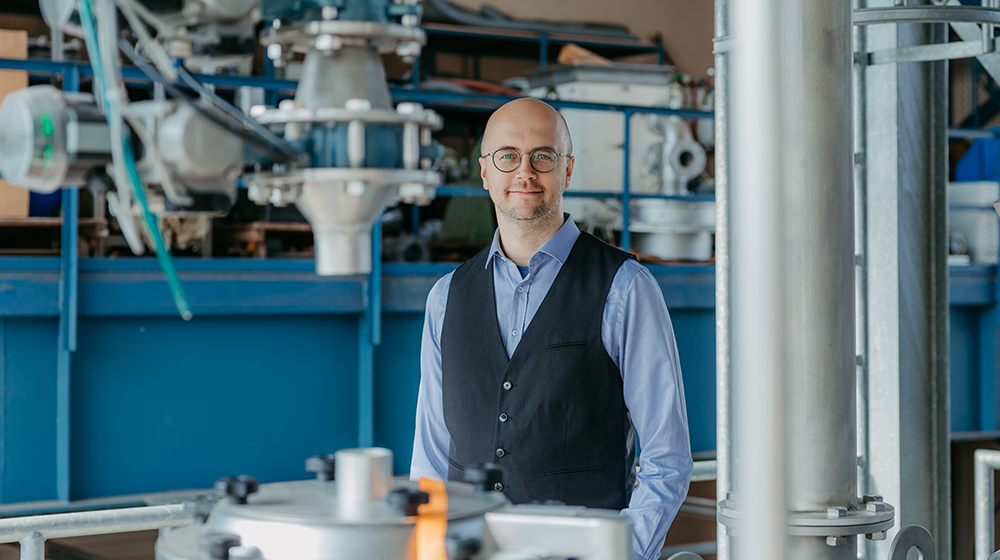 /unimagdeburg_media/Presse/Bilder/Pressemitteilungen/2025/Prof_+Andreas+Bu%CC%88ck+im+Versuchsfeld+der+Wirbelschichttechnik+%28c%29+Jana+Du%CC%88nnhaupt+Uni+Magdeburg-height-560-width-1000-p-124575.jpg