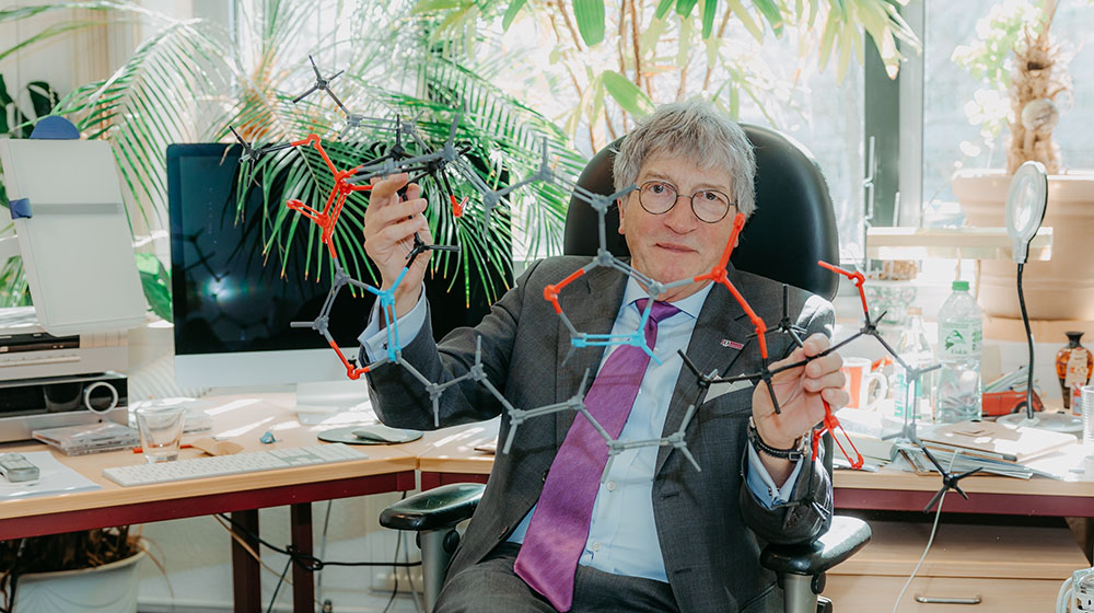 /unimagdeburg_media/Presse/Bilder/Pressemitteilungen/2025/Prof_+Schinzer+mit+dem+Modell+des+Disorazol_Molek%C3%BCls_%28c%29+Jana+D%C3%BCnnhaupt+Uni+Magdeburg-height-560-width-1000-p-117932.jpg