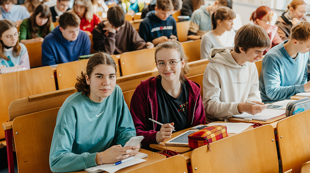 /unimagdeburg_media/Presse/Bilder/Pressemitteilungen/2025/Schu%CC%88lerinnen+und+Schu%CC%88ler+in+einer+Vorlesung+an+der+Uni+Magdeburg+%28Foto_+Hannah+Theile_Uni+Magdeburg%29-height-560-width-1000-p-127270.jpg