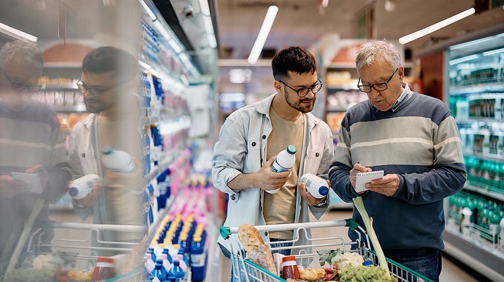 /unimagdeburg_media/Presse/Bilder/Pressemitteilungen/2025/Senior+Mann+und+sein+Sohn+kaufen+Lebensmittel+aus+ihrer+Einkaufsliste+im+Supermarkt+%28c%29++Shutterstock+Drazen+Zigic-height-560-width-1000.jpg