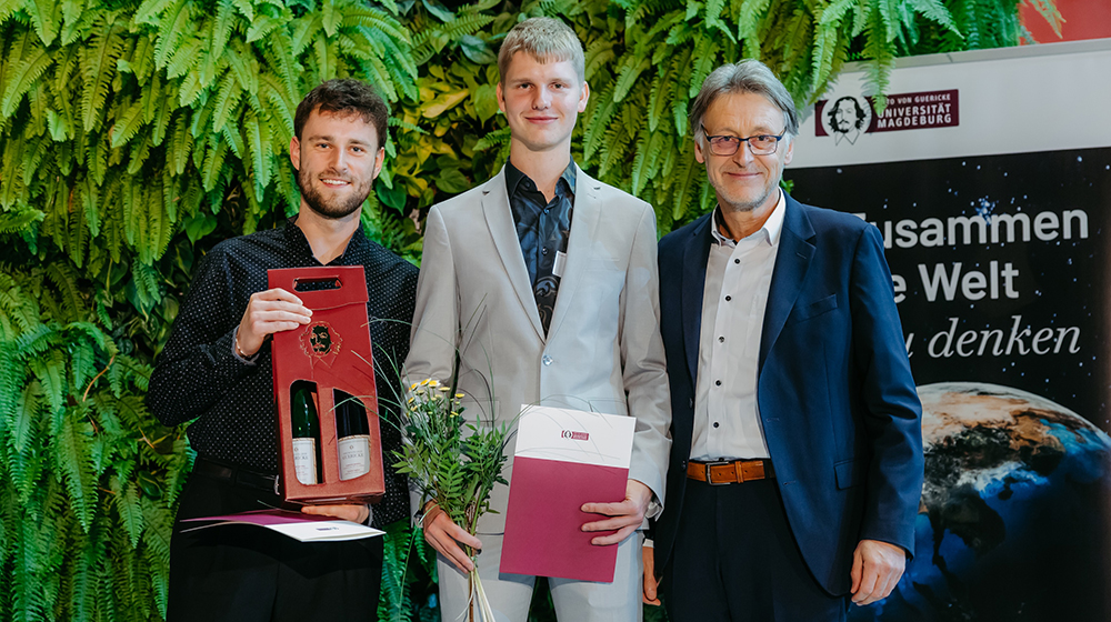 /unimagdeburg_media/Presse/Bilder/Pressemitteilungen/2025/Sven+Meienberg+von+der+IWD+Market+Research+GmbH_+Unternehmensstipendiat+Max+Neubauer+und+der+Rektor+der+Uni_+Prof_+Jens+Strackeljan_+bei+der+feierlichen+%C3%9Cbergabe+der+Stipendien+%28c%29+Jana+D%C3%BCnnhaupt+Uni+Magdeburg-height-560-width-1000-p-130977.jpg