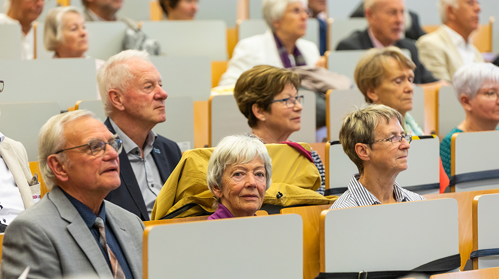 /unimagdeburg_media/Presse/Bilder/Pressemitteilungen/2026/%C3%84ltere+Menschen+im+H%C3%B6rsaal+%28c%29+Hannah+Theile+Uni+Magdeburg-height-560-width-1000.jpg