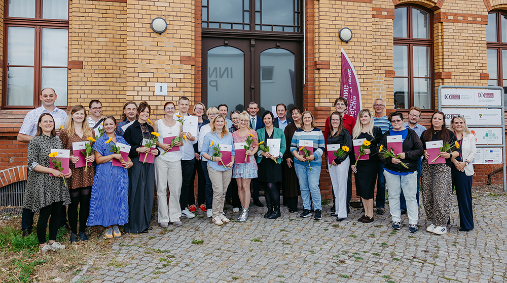 /unimagdeburg_media/Presse/Bilder/Pressemitteilungen/2026/An+der+Universita%CC%88t+Magdeburg+qualifizierten+sich+25+Lehrkra%CC%88fte+im+Seiteneinstieg+und+erhielten+ihre+Abschlusszeugnisse+%28c%29+Jana+Du%CC%88nnhaupt_Universita%CC%88t+Magdeburg-height-560-width-1000.jpg