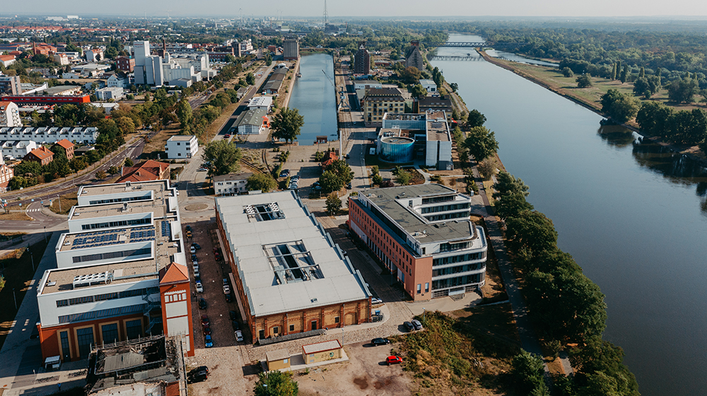 /unimagdeburg_media/Presse/Bilder/Pressemitteilungen/2026/Fotoausstellung+zeigt+Wandel+des+Wissenschaftshafens+%28c%29+Jana+Du%CC%88nnhaupt_Uni+Magdeburg-height-560-width-1000.jpg