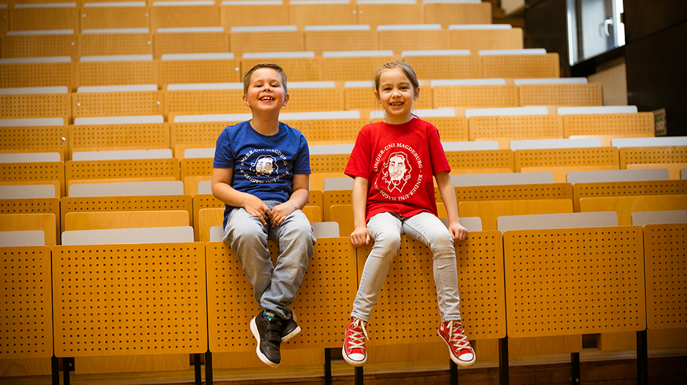/unimagdeburg_media/Presse/Bilder/Pressemitteilungen/2026/Junge+und+Ma%CC%88dchen+im+Ho%CC%88rsaal+der+Uni+Magdeburg+bei+der+Kinderuni+%28c%29+Jana+Du%CC%88nnhaupt_Uni+Magdeburg-height-560-width-1000.jpg