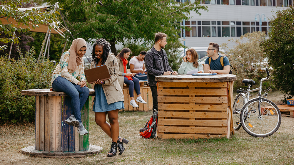 /unimagdeburg_media/Presse/Bilder/Pressemitteilungen/2026/Mehrere+Studierende+auf+dem+Campus+%28c%29+Jana+D%C3%BCnnhaupt+Uni+Magdeburg-height-560-width-1000.jpg