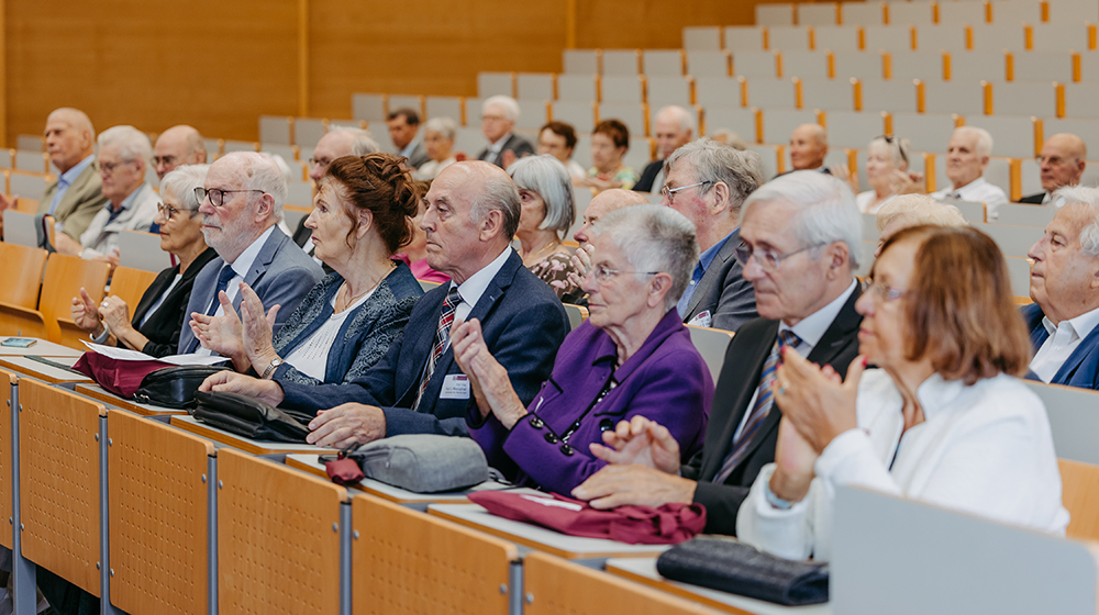 /unimagdeburg_media/Presse/Bilder/Pressemitteilungen/2026/Menschen+u%CC%88ber+50+im+Ho%CC%88rsaal+lauschen+einer+Vorlesung+%28c%29+Jana+Du%CC%88nnhaupt_Uni+Magdeburg-height-560-width-1000.jpg