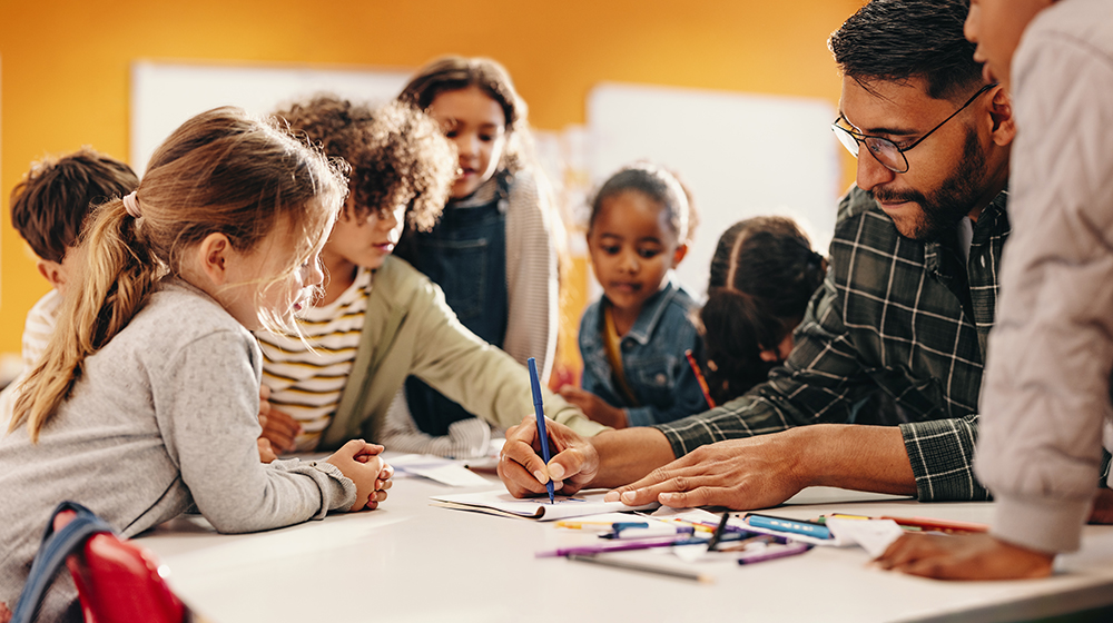 /unimagdeburg_media/Presse/Bilder/Pressemitteilungen/2026/Pa%CC%88dagoge+arbeitet+in+einer+Kita+gemeinsam+mit+Kindern+%28c%29+Shutterstock-height-560-width-1000.jpg