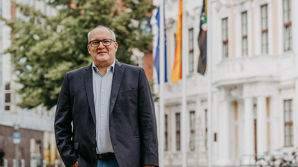 /unimagdeburg_media/Presse/Bilder/Pressemitteilungen/2026/Portrait+Prof_+Dr_+Michael+Bo%CC%88cher+%28c%29+Jana+Du%CC%88nnhaupt_Uni+Magdeburg-height-560-width-1000-p-137093.jpg