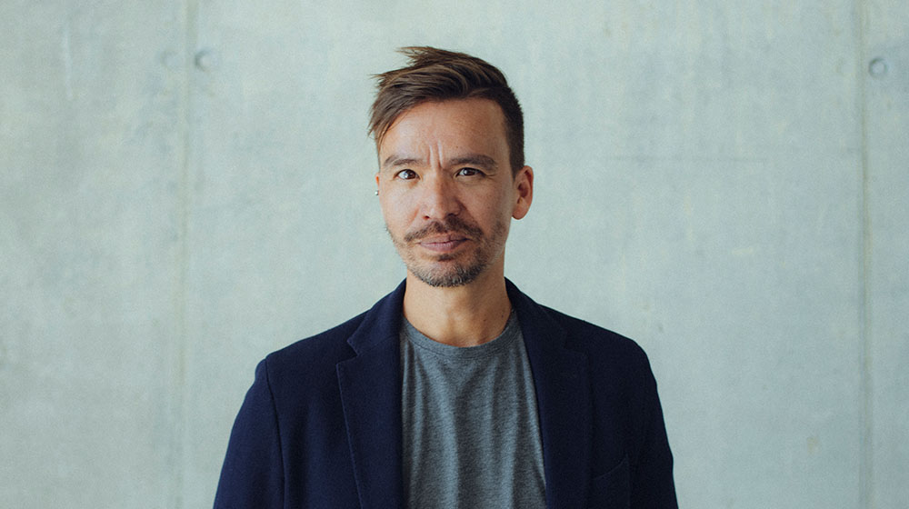 /unimagdeburg_media/Presse/Bilder/Pressemitteilungen/2026/Portrait+von+Bob+Blume+alias+Netzlehrer+%28Foto_+Oliver+Forstner%29-height-560-width-1000.jpg