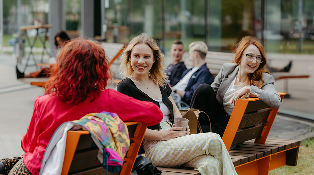 /unimagdeburg_media/Presse/Bilder/Pressemitteilungen/2026/Studierende+entspannen+auf+dem+Campus+der+Fakulta%CC%88t+fu%CC%88r+Humanwissenschaften+%28c%29+Jana+Du%CC%88nnhaupt_Uni+Magdeburg-height-560-width-1000.jpg