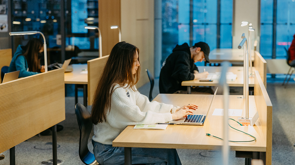/unimagdeburg_media/Presse/Bilder/Pressemitteilungen/2026/Studierende+in+der+Universita%CC%88tsbibliothek+der+Universita%CC%88t+Magdeburg+%28c%29+Jana+Du%CC%88nnhaupt_Universita%CC%88t+Magdeburg-height-560-width-1000.jpg