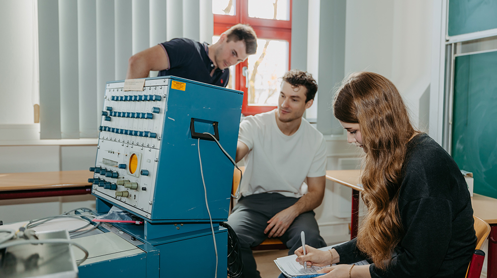 /unimagdeburg_media/Presse/Bilder/Pressemitteilungen/2026/Studierende+setzen+in+einem+Tempora%CC%88ren+Objektlabor+der+Uni+Magdeburg+das+EEG_Gera%CC%88t+BIOSCRIPT+BST1+von+1975+instand_+Das+historische+Medizingera%CC%88t+diente+der+Aufzeichnung+der+elektrischen+Aktivita%CC%88t+des+Gehirns+%28c%29+Jana+Du%CC%88nnhaupt_Uni+Magdeburg-height-560-width-1000-p-144760.jpg