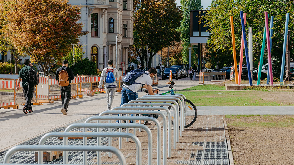 /unimagdeburg_media/Presse/Bilder/Pressemitteilungen/2026/Zwischen+dem+CWC+an+der+Uniporta+an+der+Gareisstra%C3%9Fe+und+dem+Mensavorplatz+entstand+die+neue+Campus_Allee_+Eine+verkehrsberuhigte+Verbindung_+die+in+den+kommenden+Tagen+fertiggestellt+wird_+%28c%29+Jana+D%C3%BCnnhaupt+Uni+Magdeburg-height-560-width-1000-p-147246.jpg