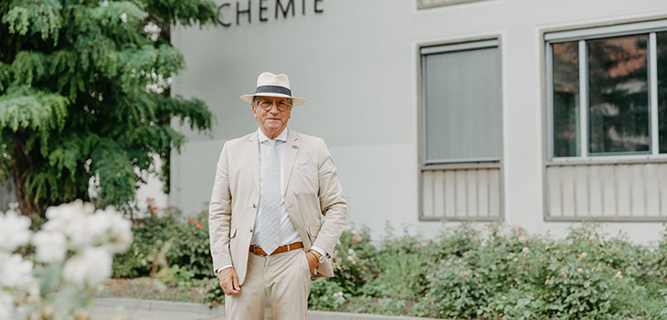 Prof. Schinzer vor dem Gebäude der Chemie (c) Jana Dünnhaupt Uni Magdeburg