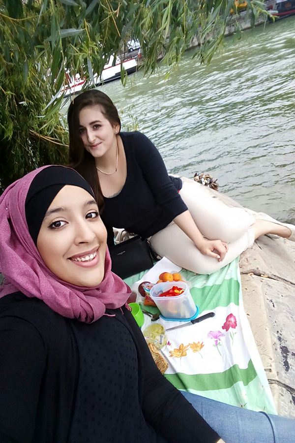 Picknick an der Seine mit meiner Kollegin Fatima