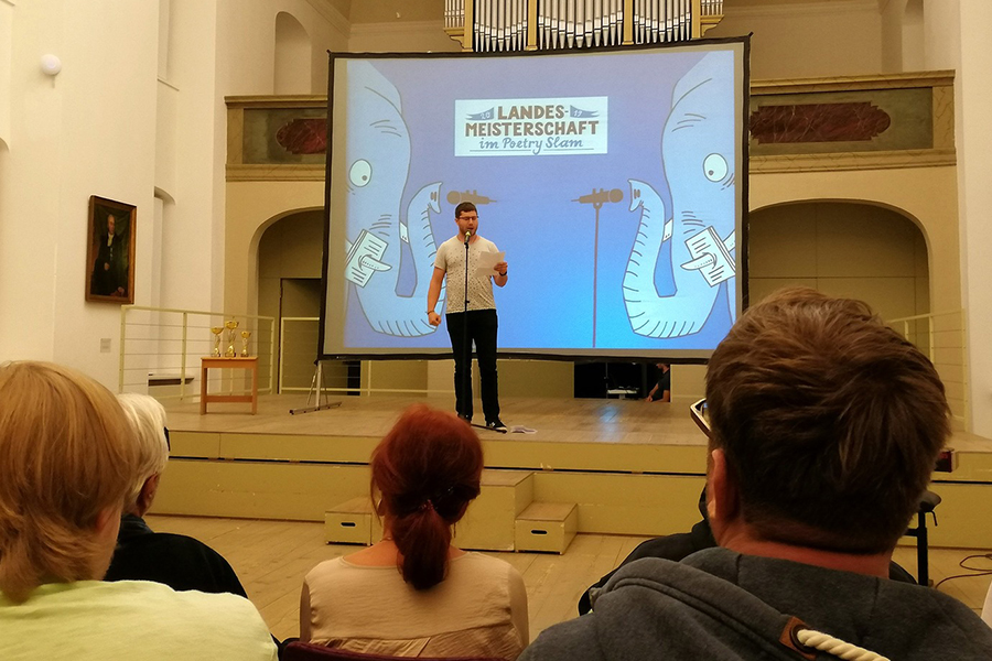Leonard Schubert bei der Landesmeisterschaft im Poetry Slam (c) privat Leonard Schubert bei der Landesmeisterschaft im Poetry Slam (c) privat