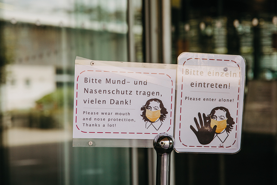 Hinweisschild Maskenpflicht auf dem Campus der Uni Magdeburg (c) Jana Dünnhaupt Uni Magdeburg