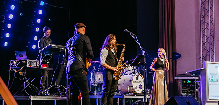 Für groovige Live-Musik sorgte die -Band bei der Absolventenverabschiedung 2023 ©Anna Friese